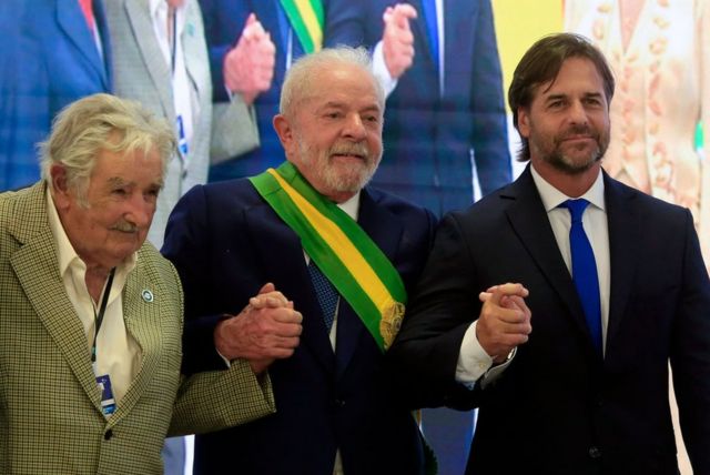O presidente Lula com o ex-presidente do Uruguai Jose Mujica (à esquerda) e o atual presidente do Uruguai, Luis Lacalle, no Palácio do Planalto após a cerimônia de posse