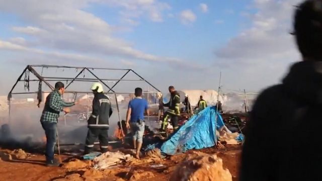 空爆を受けたシリア北部の難民キャンプ（5日）