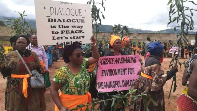 A Bamenda, des centaines de femmes marchent et exigent la paix dans les régions anglophones du Cameroun.