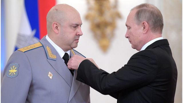 Serguéi Surovikin e Vladimir Putin em 2017.