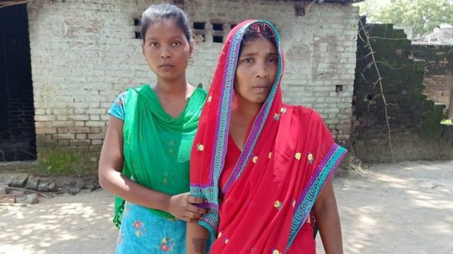 শকুন্তলা দেবী (ডানে)
