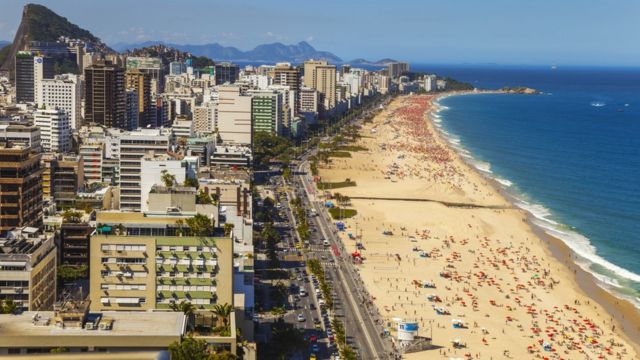 Paisagem de praia em dia ensolarado no Rio de Janeiro