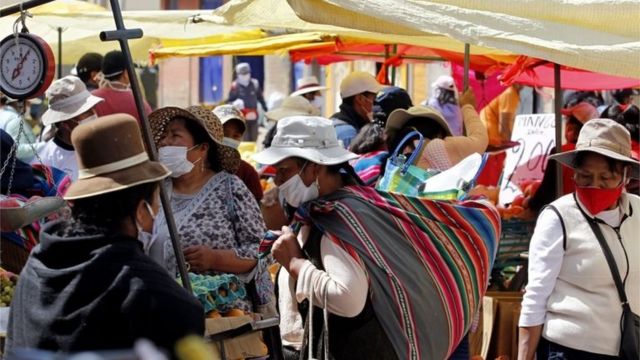Mujeres hacen compras en Bolivia