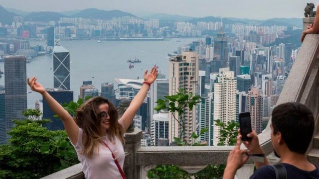 شباب يلتقطون الصور في هونغ كونغ