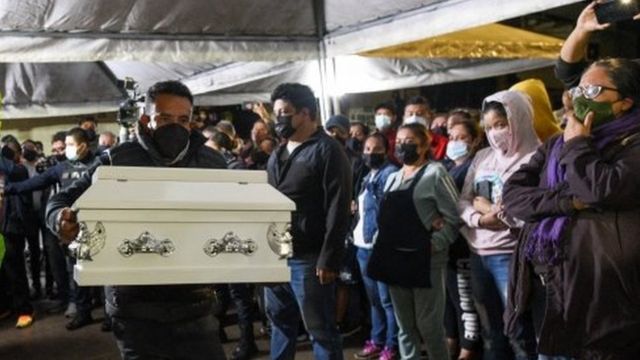Un hombre lleva el ataud de uno de los niños muertos por el alud en Xalapa, México.
