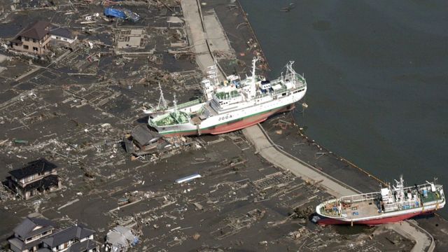 Un barco arrastrado fuera del mar por el tsunami de Fukushima.