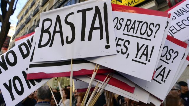 Letreros que piden la renuncia de Mariano Rajoy