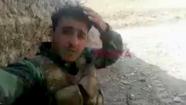 Кадр из видео, появившееся в соцсетях в октябре. На нем 23-летний сириец, молящийся на фоне разрывающихся рядом снарядов