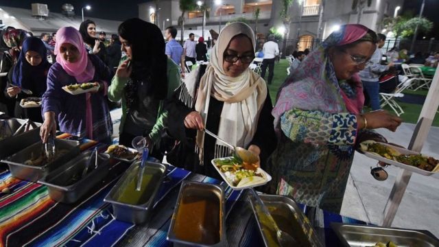 Warga Muslim berbuka puasa dengan makanan Meksiko halal di Islamic Center Santa Ana, California.