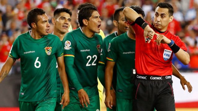 Bolivianos reclaman al árbitro