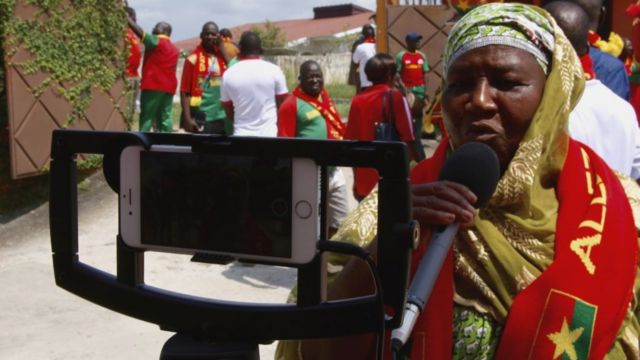 Mme Sano, née Diallo Coumba, surnomée Mama Asfa du Burkina Faso. Amoureuse du football proclamée, elle souhaite que Dieu lui apporte santé, longévité et une coupe avant de mourir.