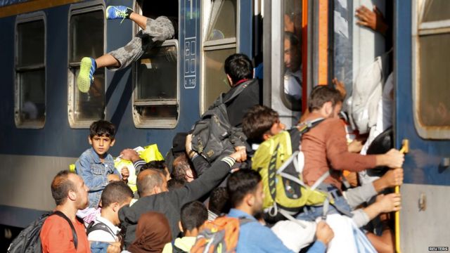 ブダペストのケレティ駅で列車に殺到する移民の人々(2日)