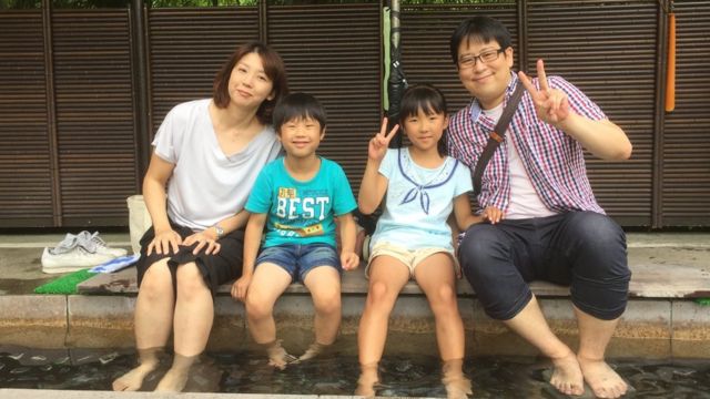 Yumiko Suzuki com o seu marido e dois filhos