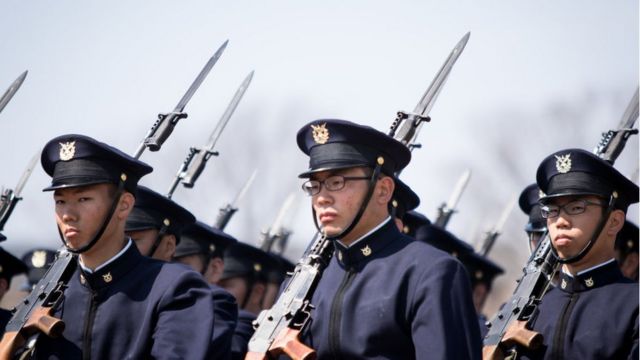 Lanza cónsul japonés primera bola en juego de los Bravos - El Sol de León