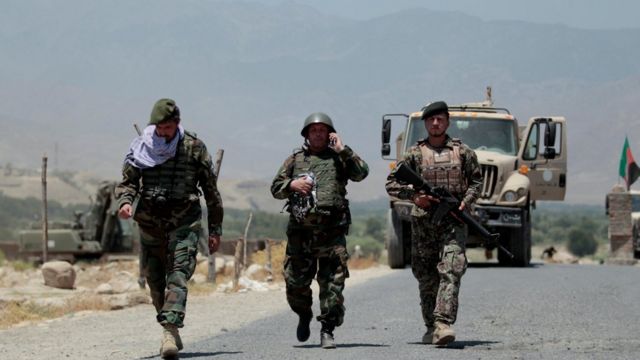 Афганские военные после боев с талибами