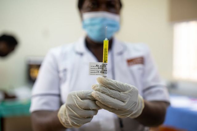 Mujer con una jeringüilla durante un ensayo clínico de un PrEP inyectable en Uganda.