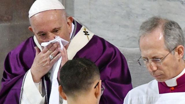 Papa burnunu siliyor
