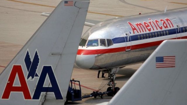 Nuevo escándalo de aerolíneas: American Airlines se disculpa por un  auxiliar de vuelo que amenazó de golpes a un pasajero - BBC News Mundo