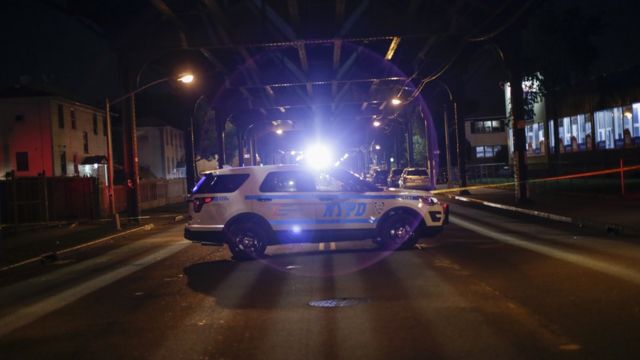 Une voiture de la police de New York stationnée sur une scène de crime à Ozone Park, dans le Queens, le13 août 2016.