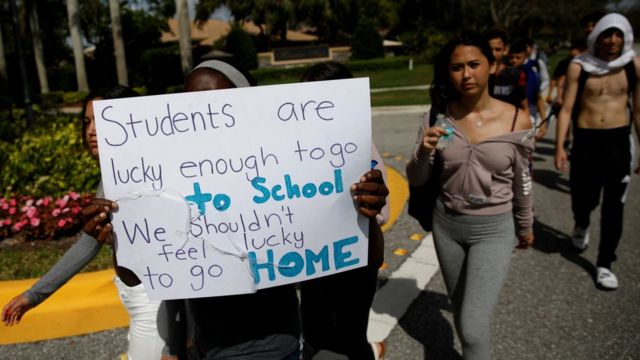 佛罗里达州发生枪击案后，美国有学生组织游行，要求当局加强枪械管制(photo:BBC)