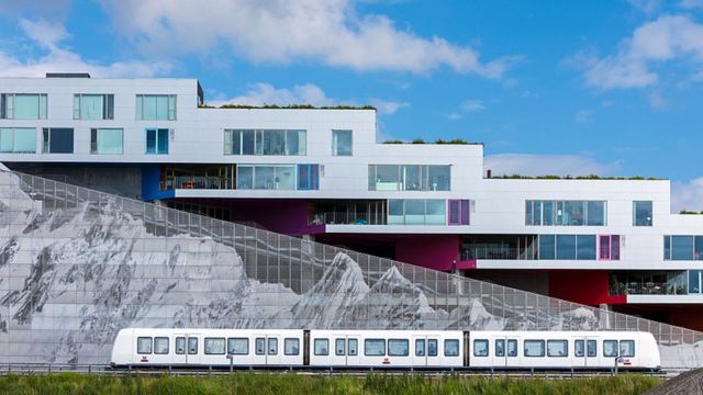 Tren y edificio moderno en Dinamarca