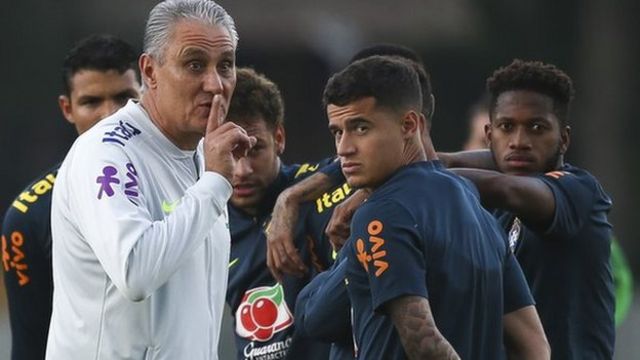 Tite pede silêncio à torcida durante treino da seleção brasileira
