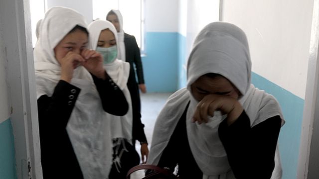 Niñas lloran en una escuela en Kabul el 23 de marzo de 2022.