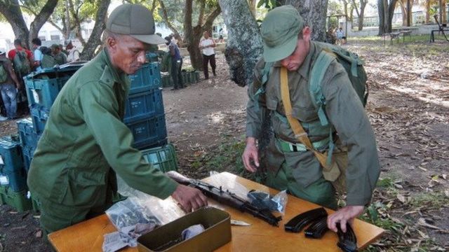 Qala 2013 hərbi manverləri keçərkən Kubanın İnqilabçı Silahlı Qüvvələrinin əsgərləri silahlarını alırlar. Ciego de Avila vilayəti, Kuba, 19 noyabr 2013-cü il.