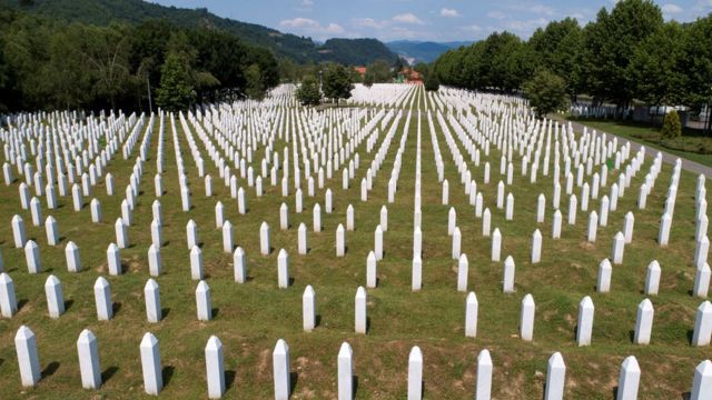 Мемориал жертв резни в Сребренице