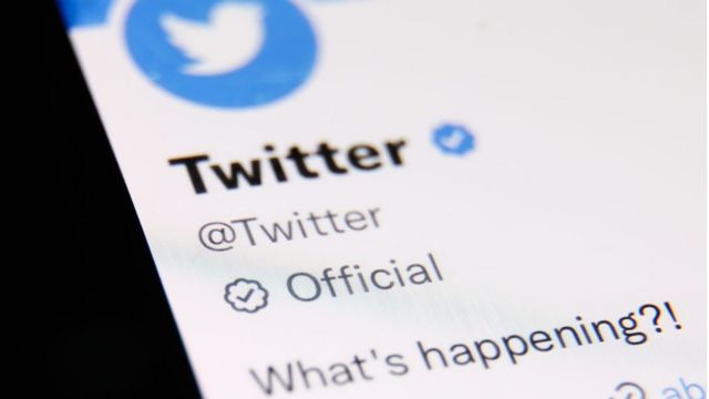 صفحه تلفن با نشان توییتر، نشان رسمی جدید و عبارت «چه رخ می‌دهد»