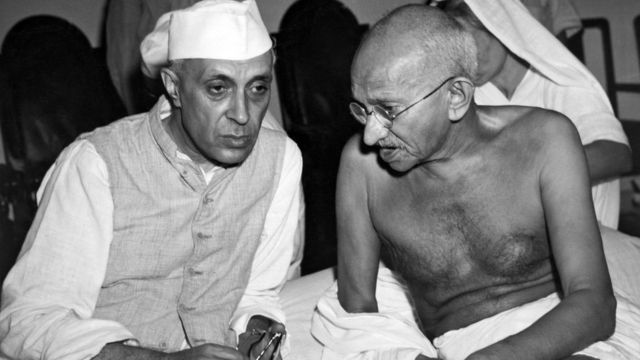 Nehru dan Gandhi pada tahun 1946.