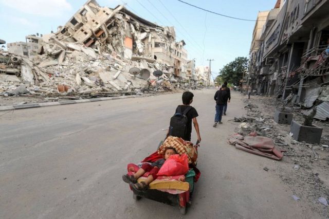 Seorang anak di Gaza, di tengah reruntuhan gedung.