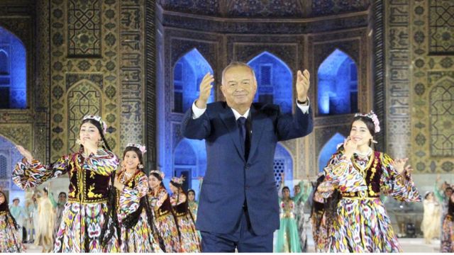 Karimov em festival musical uzbeque, em foto de agosto de 2015
