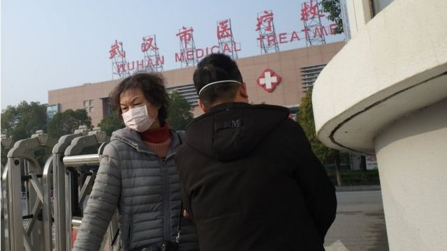 Una pareja con mascarillas en Wuhan