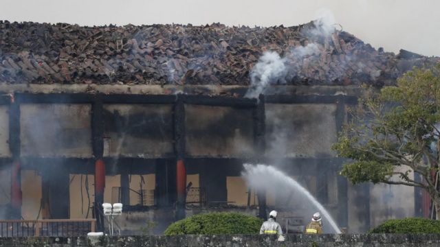 世界遺産の首里城で火災 正殿などが全焼 cニュース