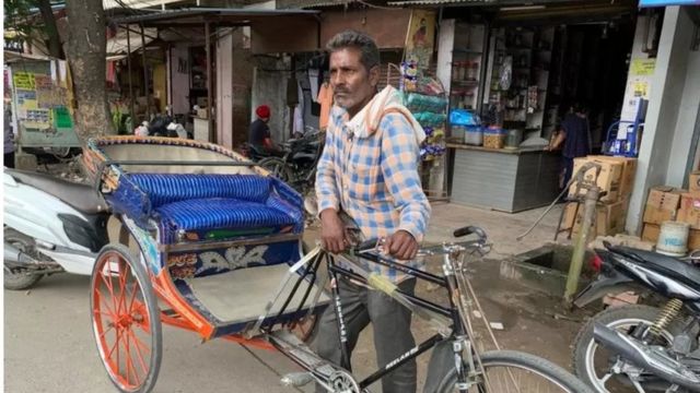 இந்திய உளவாளி என்று தன்னை கூறிக்கொள்ளும் டேனியல் மசிஹ் இப்போது சைக்கிள் ரிக்‌ஷா ஓட்டி வாழ்க்கை நடத்துகிறார்.