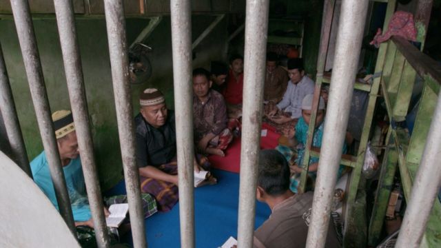 Berkumpul dan berdoa bersama jadi salah satu kegiatan dalam kamar