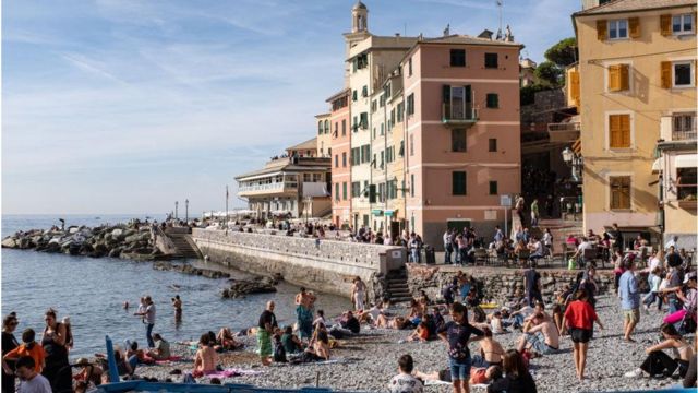 Prepuna plaža u predgrađu Đenove u Italiji, u kojoj je takođe izmerena visoka temperatura u oktobru