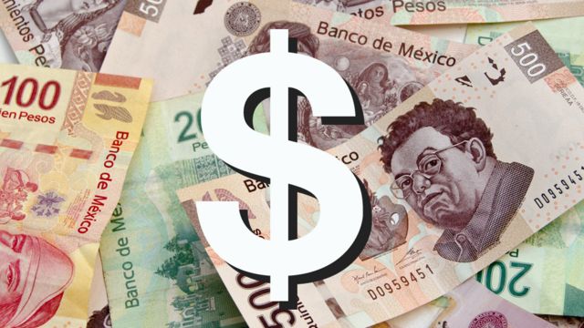 Signo peso sobre billetes de pesos mexicanos.