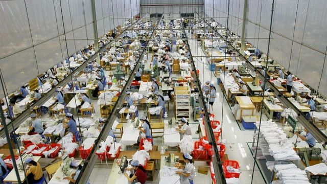 World Bank cho biết một số doanh nghiệp làm hàng xuất khẩu đã chuyển công nhân ra Bắc kinh một số tỉnh phía Nam bị phong tỏa.