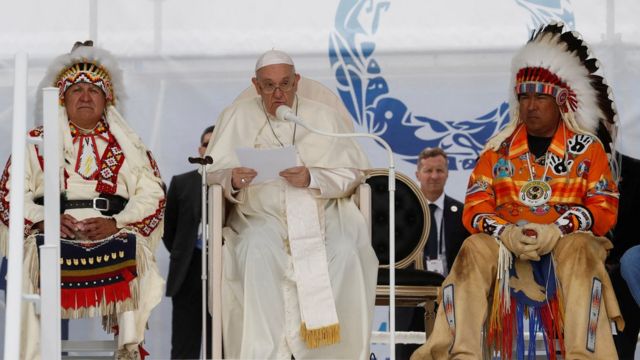 El papa Francisco junto a líderes indígenas canadienses