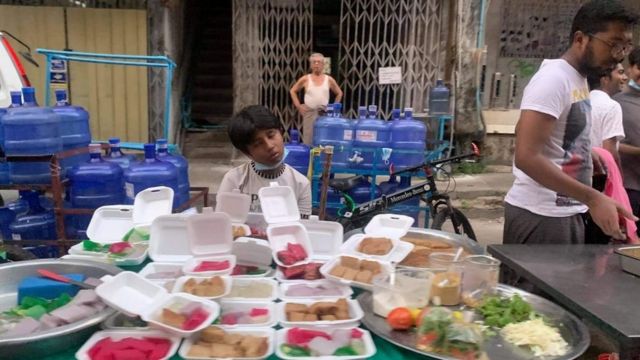 Jualan makanan di tengah kota Yangon.