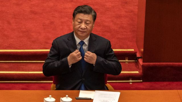 الرئيس الصيني شي جين بينغ يعدل سترته في بداية الجلسة الختامية للمؤتمر الاستشاري السياسي للشعب الصيني في قاعة الشعب الكبرى في 10 مارس 2022 في بكين، الصين.