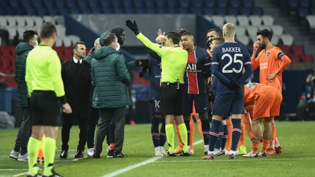 Salı akşamı oynanan müsabakadar ev sahibi takımın oyuncuları Neymar ve Mbappe de hakemin ırkçı ifadelerine tepki gösterdi