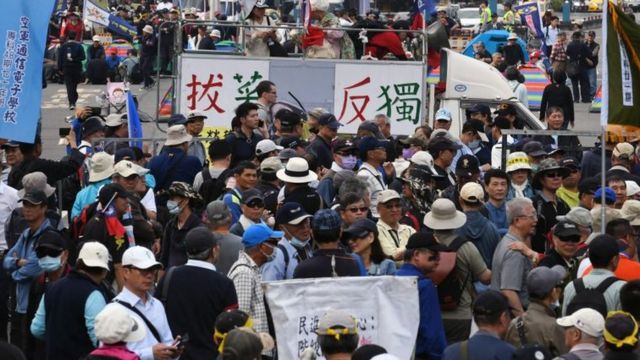 2018年4月,台灣立法院門外的示威人群。