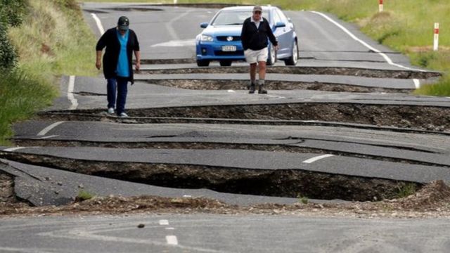 أدى الزلزال إلى انهيار الطرق وعرقلة حركة السير