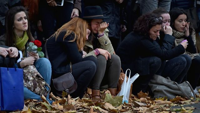 Gente reunida en París llorando a las víctimas.