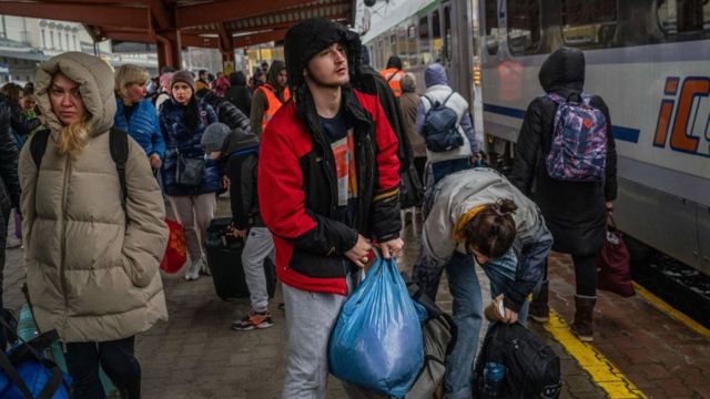 Pengungsi Ukraina di stasiun Przemysl di perbatasan dengan Polandia pada Maret 2022.