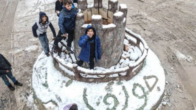 أطفال يعلبون بالثلوج في إدلب
