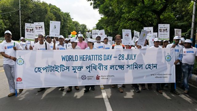 世界肝炎日旨在提供公众对这种传染病的重视和认识。图为印度加尔各答大学生上街游行(photo:BBC)